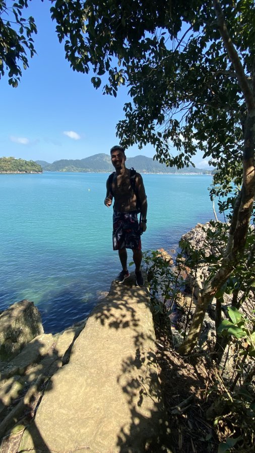 Renan no costão entre o Perequê-Mirim e a Santa Rita
