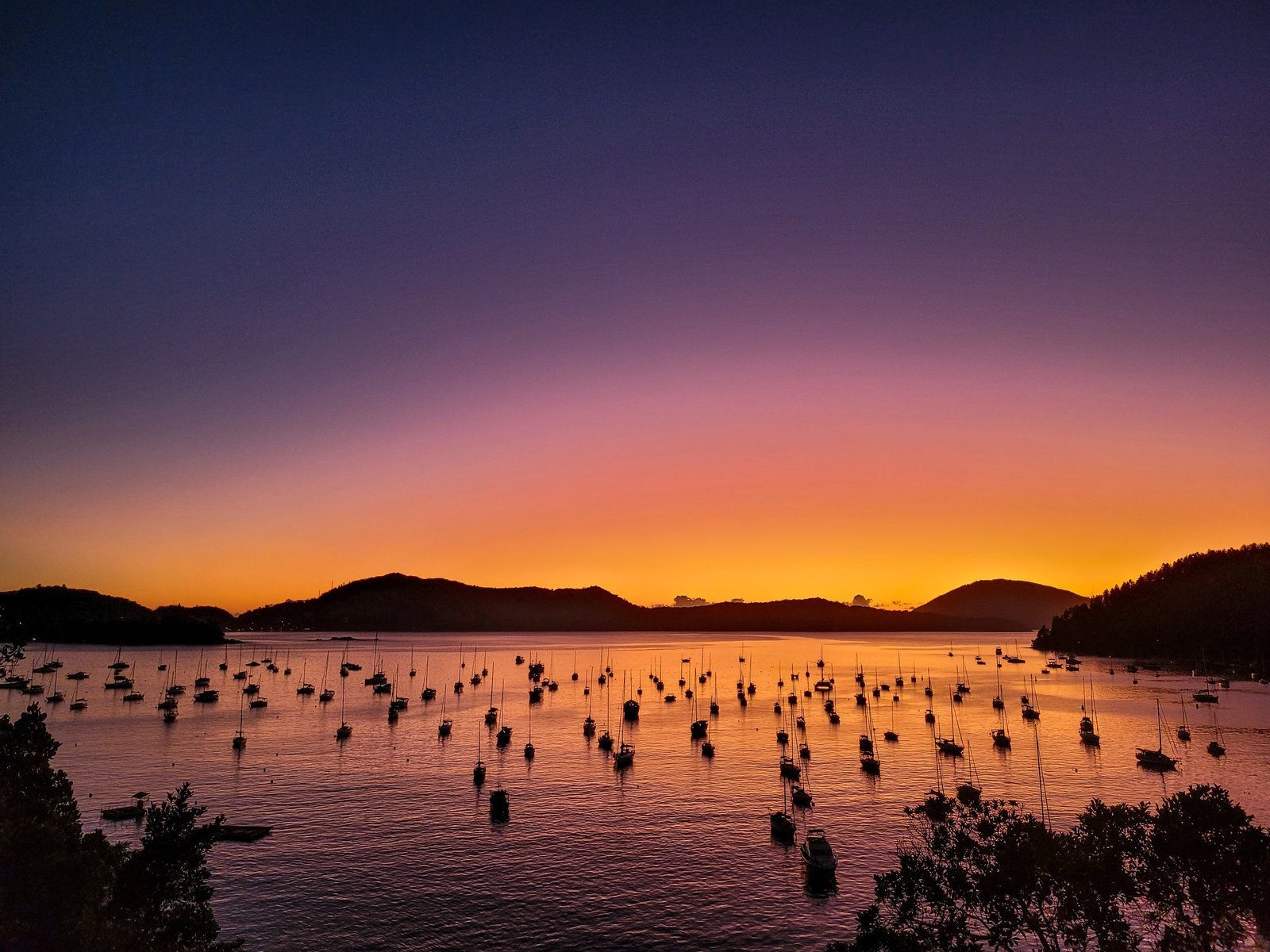 Amanhecer sobre os barcos ancorados no Saco da Ribeira