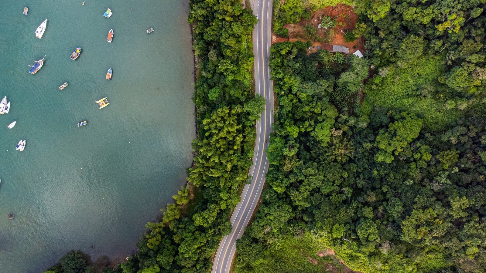 Barcos no Saco da Ribeira ao lado da Rio-Santos, vista de drone