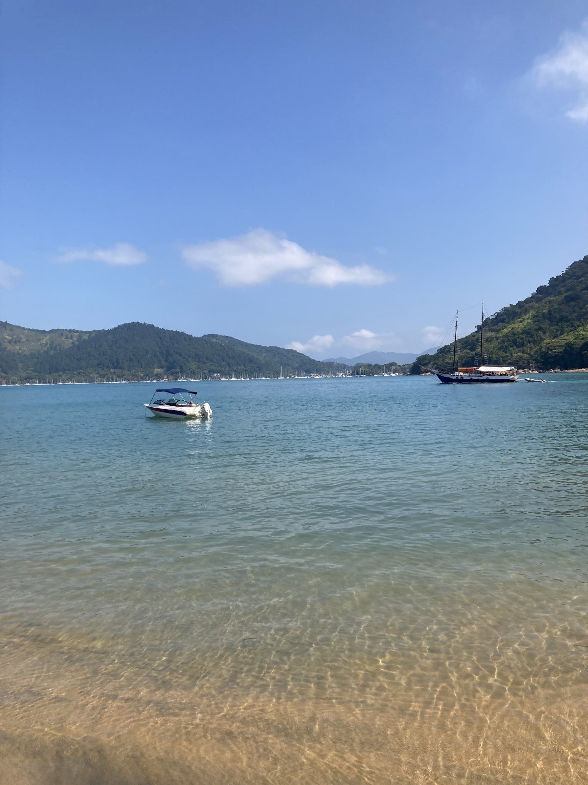 Faixa de areia e mar calmo da Praia de Santa Rita, em Ubatuba