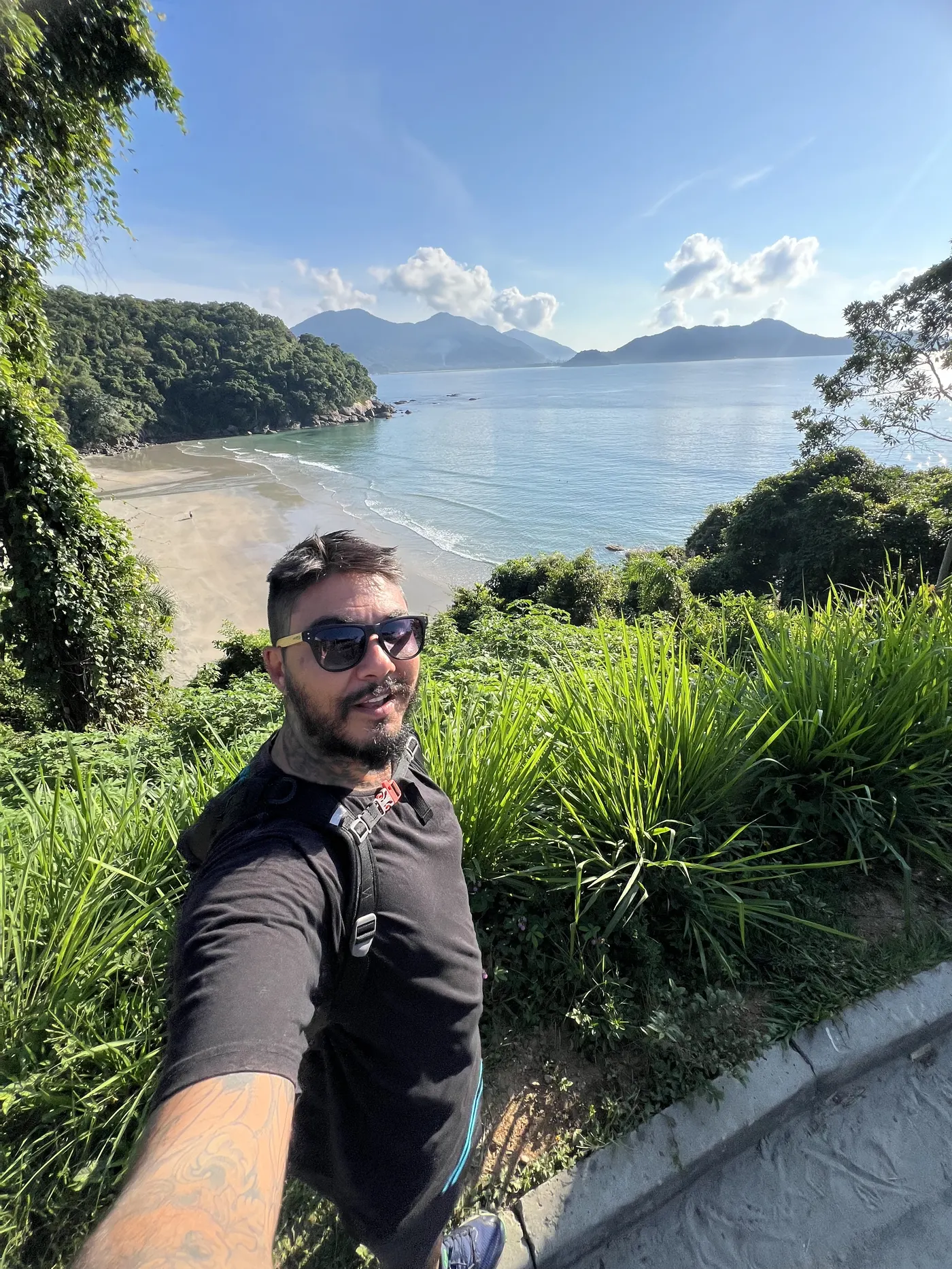 Renan no Mirante do Pirata, com a praia e o mar de Ubatuba ao fundo