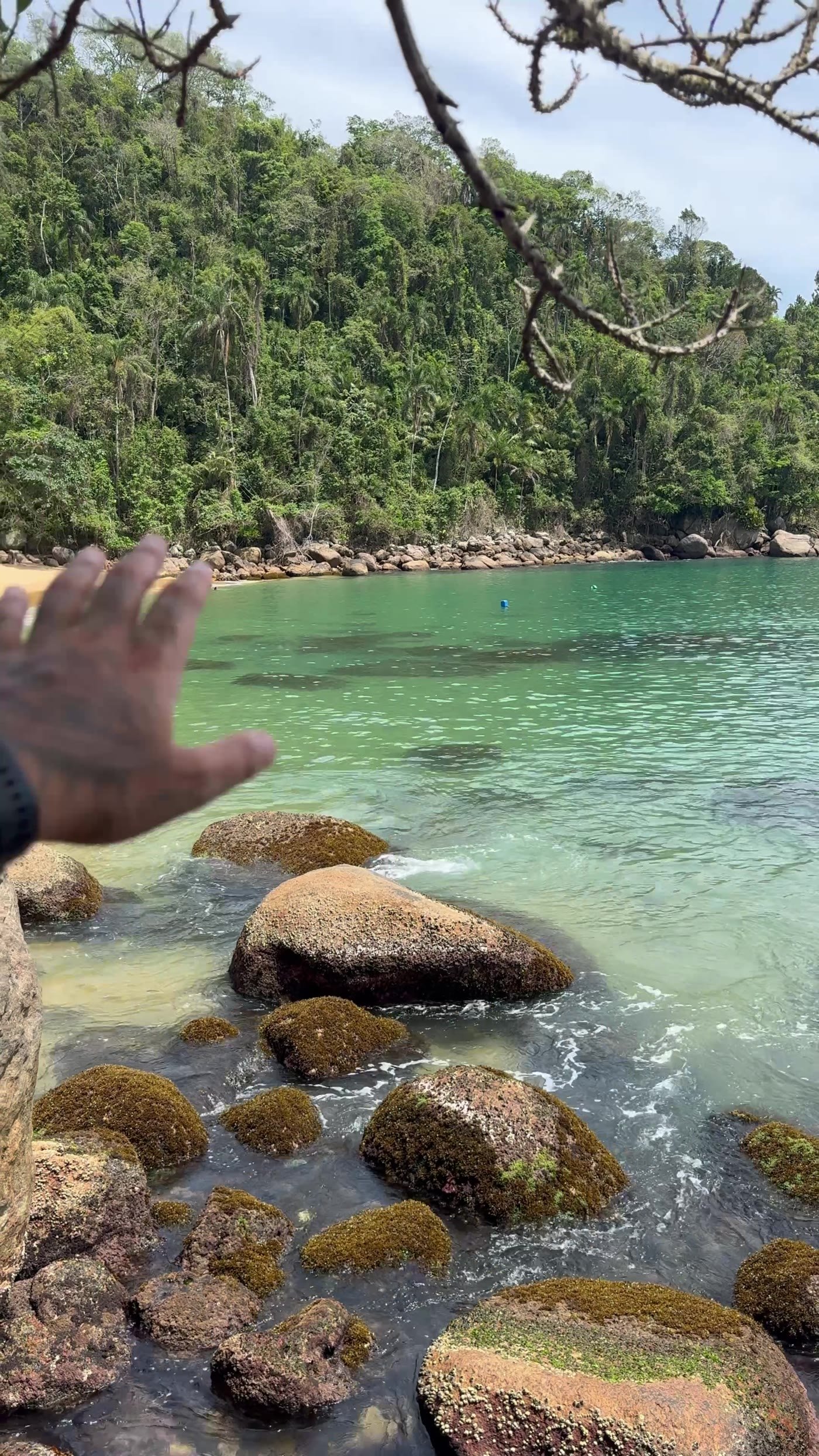 Pedras e água rasa e transparente na Praia do Cedro do Centro