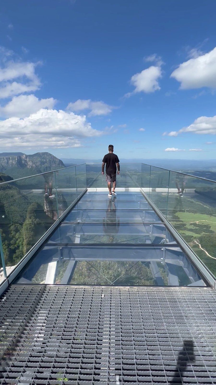 Mirante com piso de vidro sobre o vale na Serra do Corvo Branco, Urubici