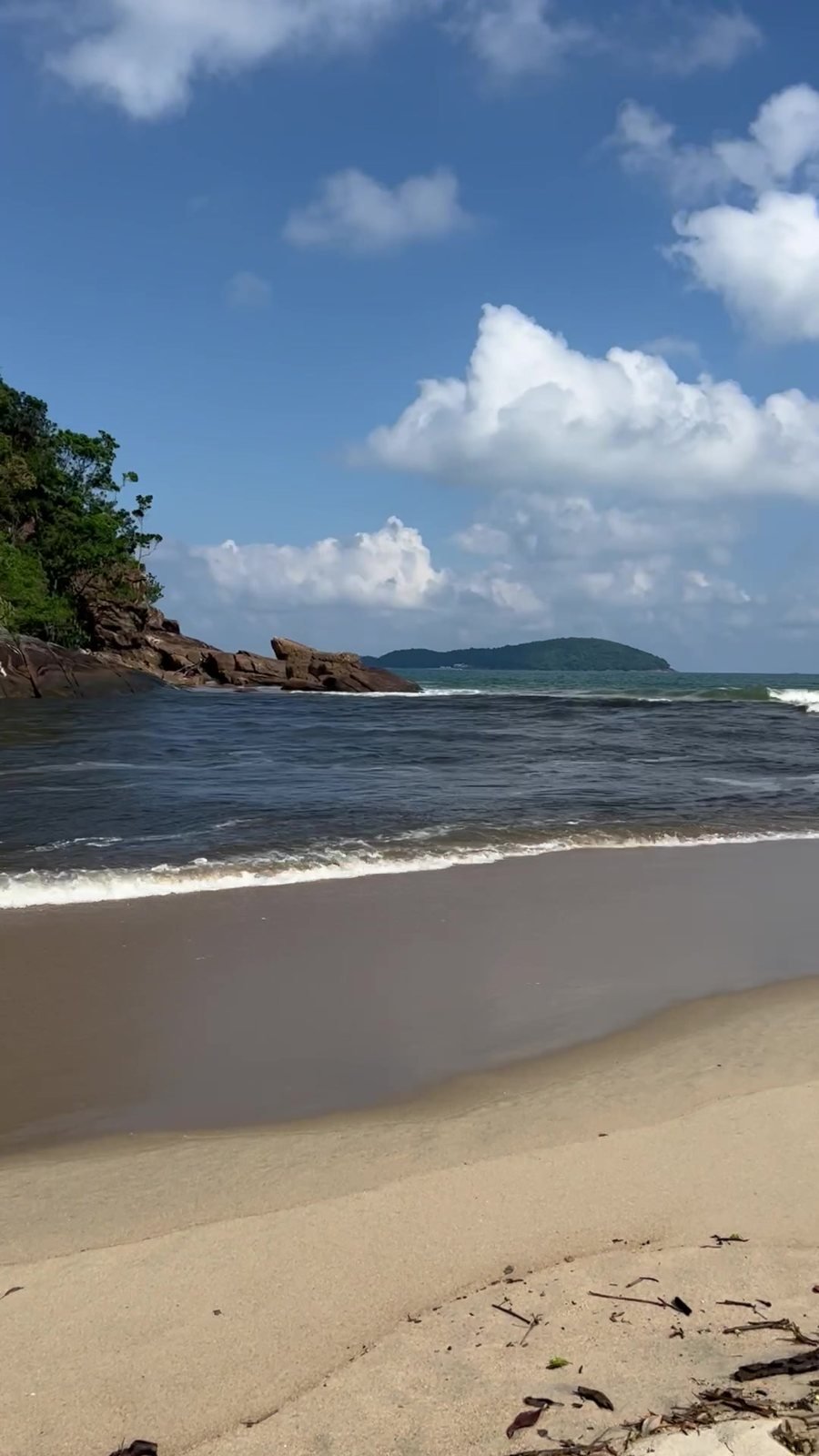 Praia de Ubatuba com areia vazia e céu azul